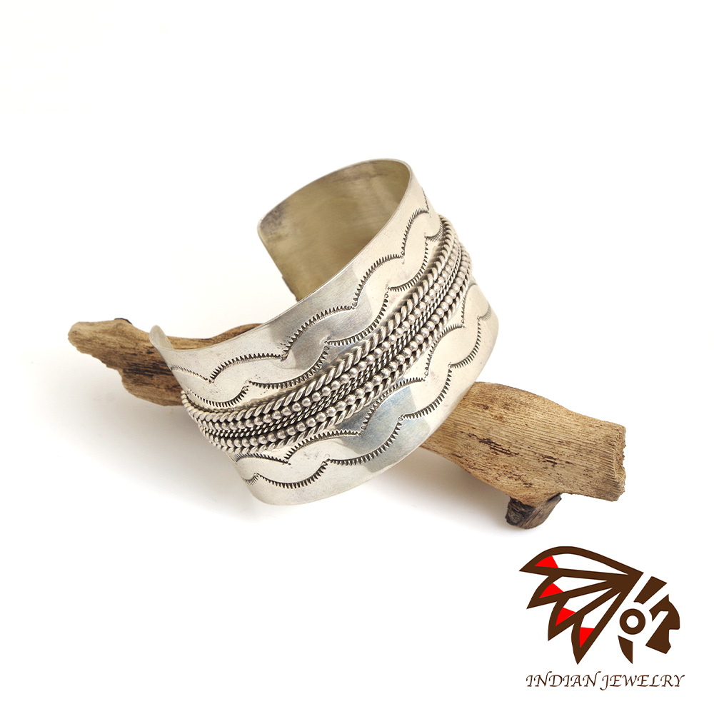 【INDIAN JEWELRY インディアンジュエリー】Navajo Stampwork Widebangle Manuel Tahe ナバホ スタンプワーク ワイドバングル マニュエル・タへ作