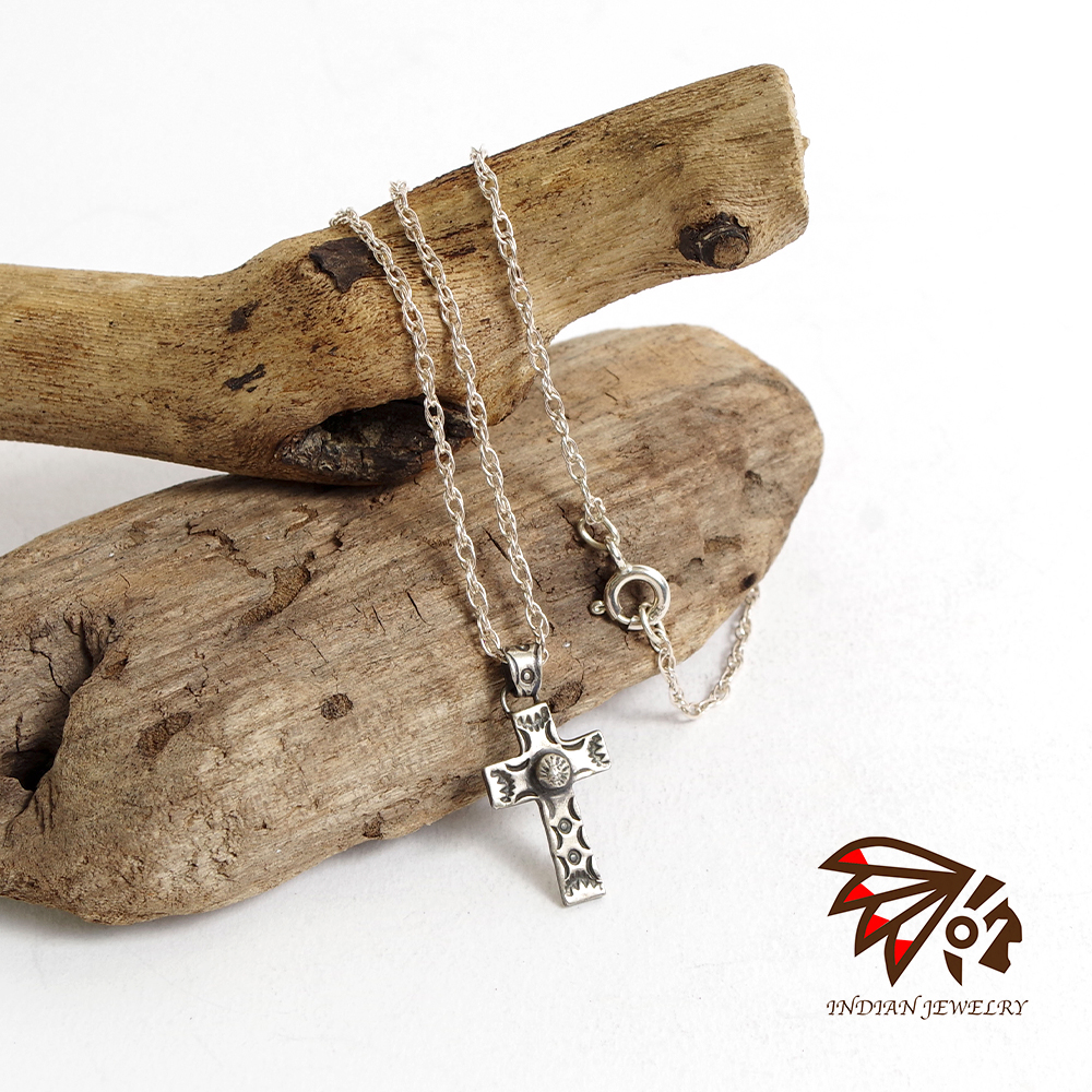 【INDIAN JEWELRY インディアンジュエリー】Navajo Stampwork cross pendant Virgil Begay ナバホ スタンプワーククロスペンダント ヴァージル・ビゲイ作