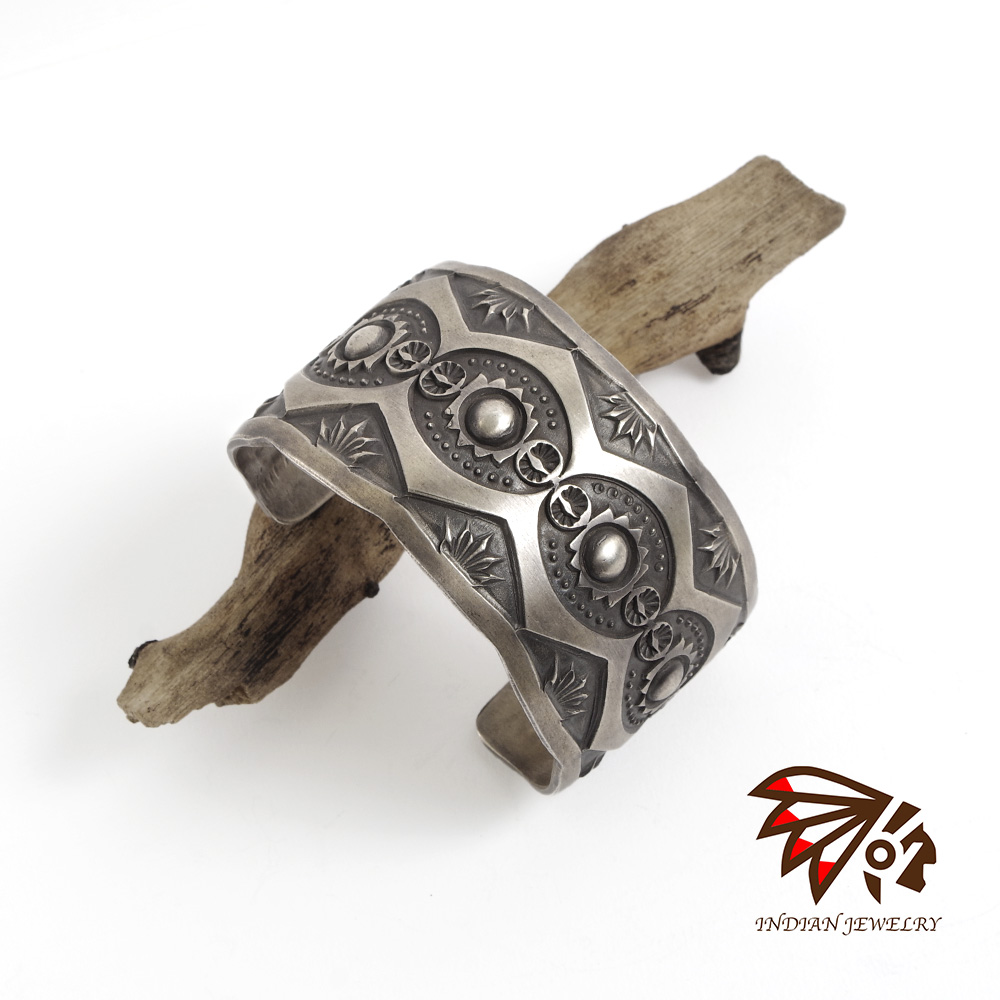 【INDIAN JEWELRY インディアンジュエリー】Navajo Stampwork Widebangle TYPE-A Jerald Tahe ナバホ スタンプワーク ワイドバングル タイプA ジェラルド・タへ作