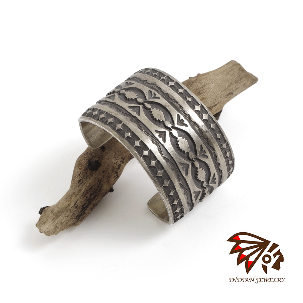 【INDIAN JEWELRY インディアンジュエリー】Navajo Stampwork Widebangle TYPE-B Jerald Tahe ナバホ スタンプワーク ワイドバングル タイプB ジェラルド・タへ作