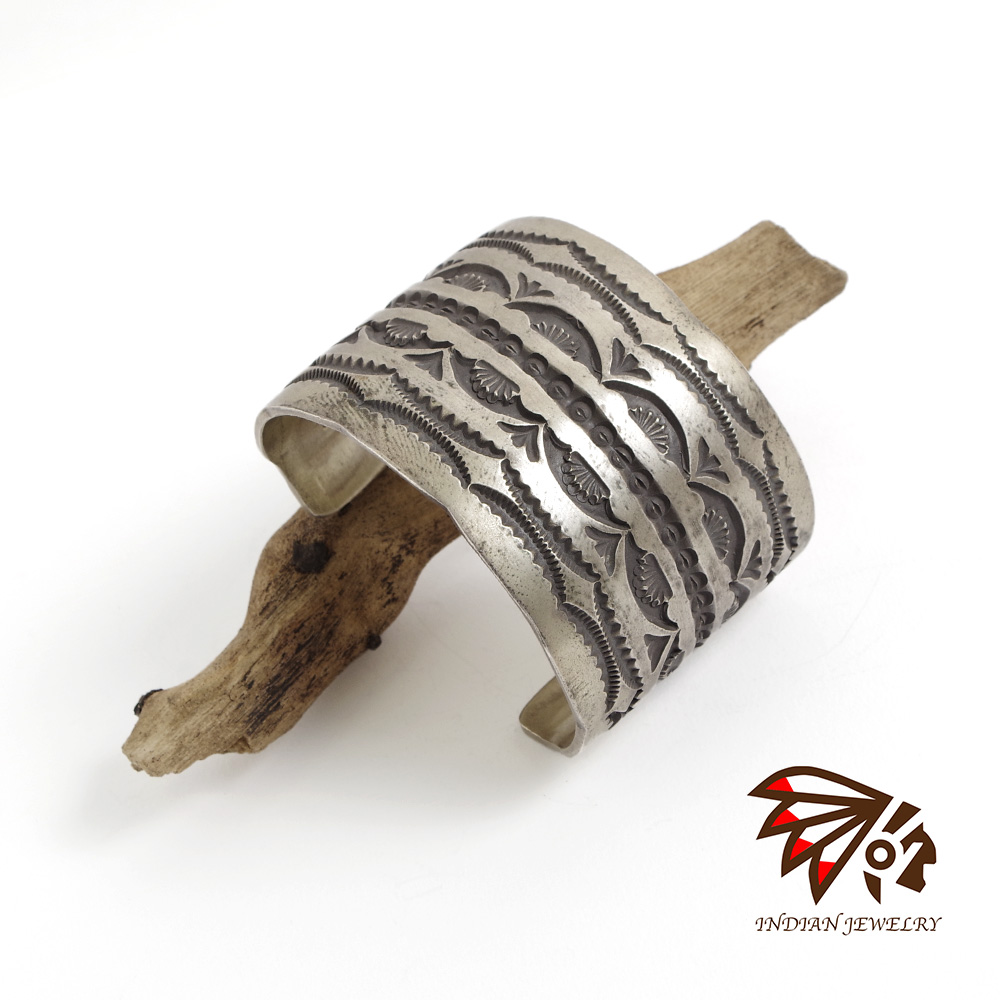 【INDIAN JEWELRY インディアンジュエリー】Navajo Stampwork Widebangle TYPE-C Jerald Tahe ナバホ スタンプワーク ワイドバングル タイプC ジェラルド・タへ作
