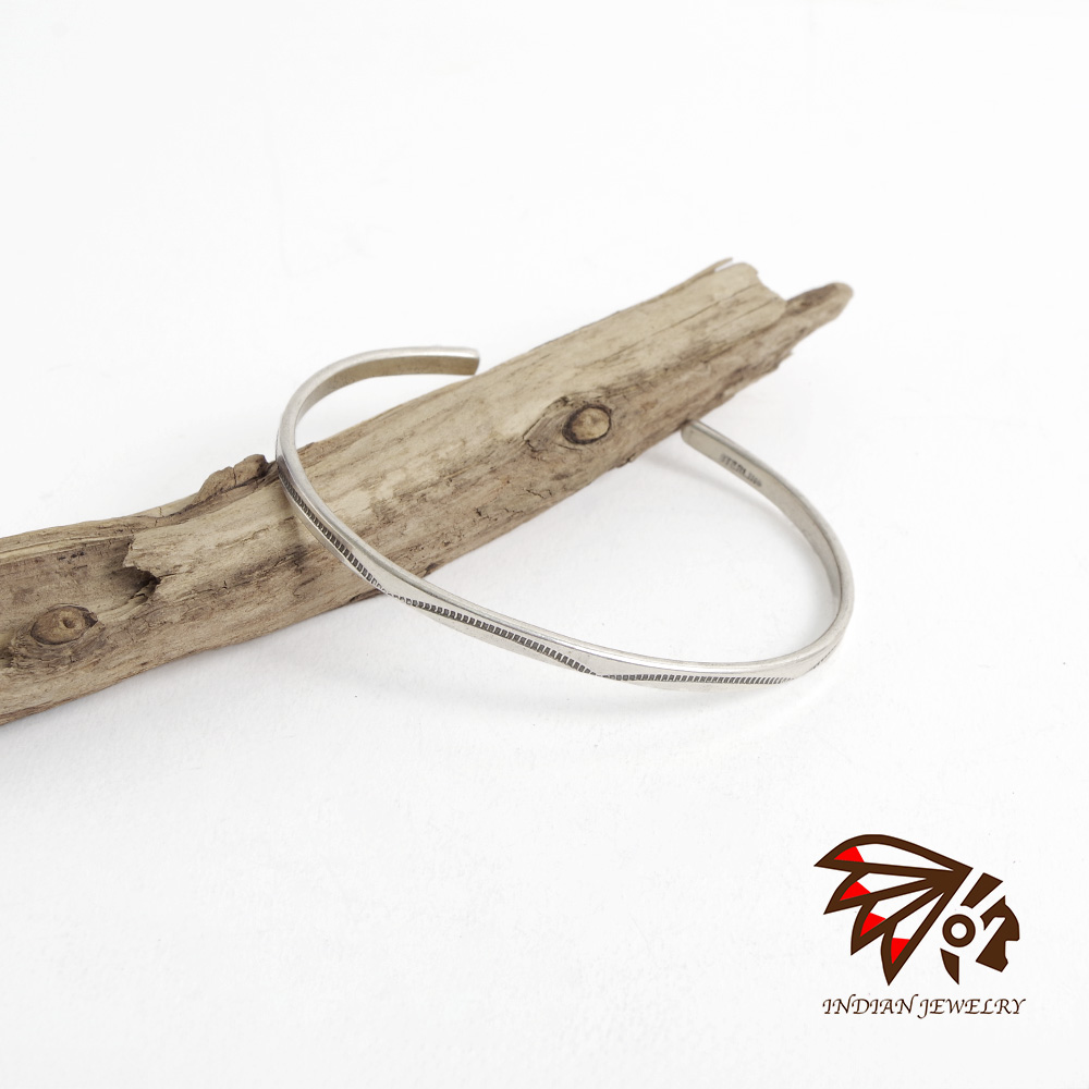 【INDIAN JEWELRY インディアンジュエリー】Navajo Stampwork narrowbangle Ben Tahe ナバホ スタンプワーク ナローバングル ベン・タへ作